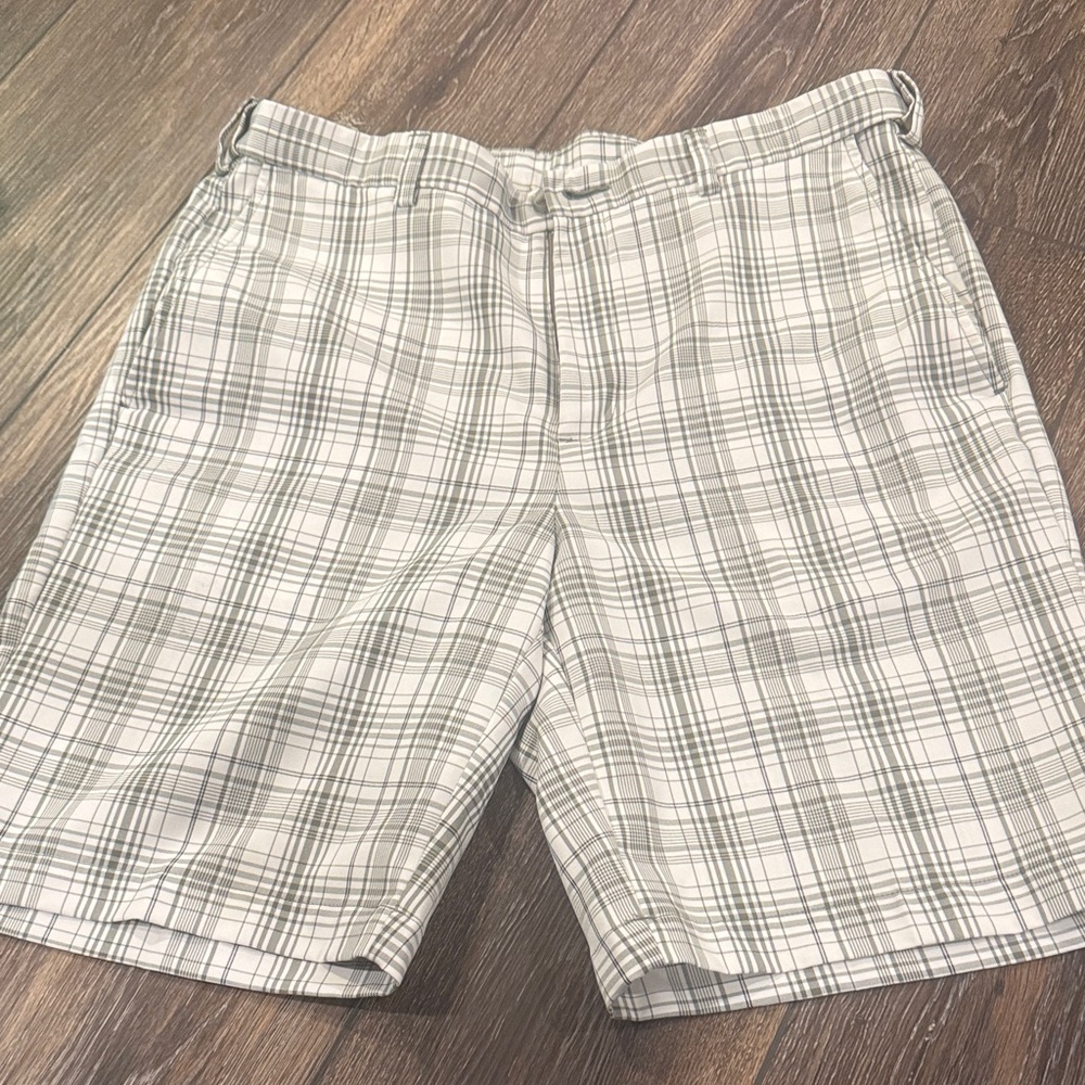 Gray Plaid Men's Shorts Haggar Clothing size 34